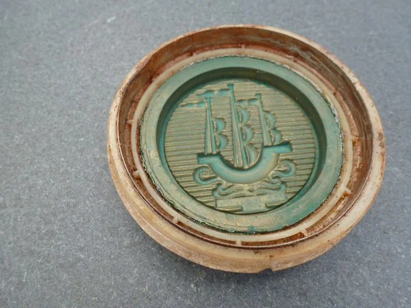 Citroën Traction Avant steering wheel showing original logo no longer visible externally