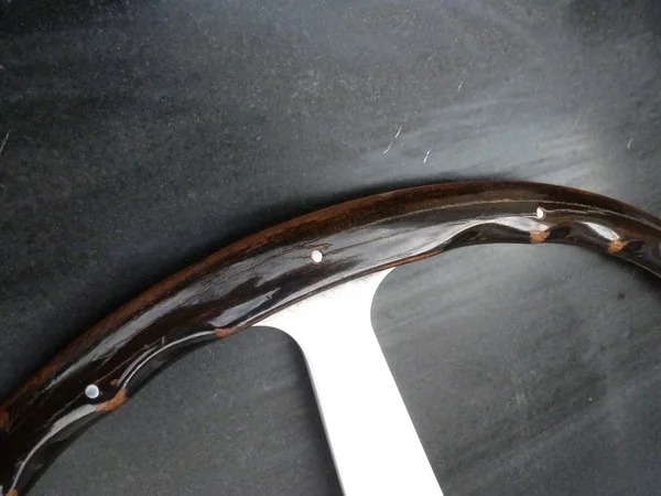 Ferrari 330 GT 2+2 Nardi steering wheel showing cracks in original wood