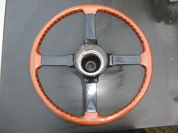 Jaguar XK120 steering wheel with diameter reduced by 6 cm and fitted with wooden rim