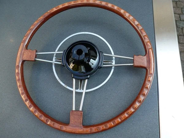 Rover P4 steering wheel restoration with repainted hub and polished spokes